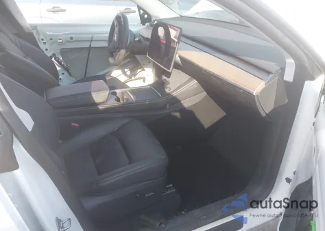 2025 Tesla Model Y Long Range Dual Motor All-Wheel Drive z USA, uszkodzony, nr VIN 7SAYGDEE0SA348668